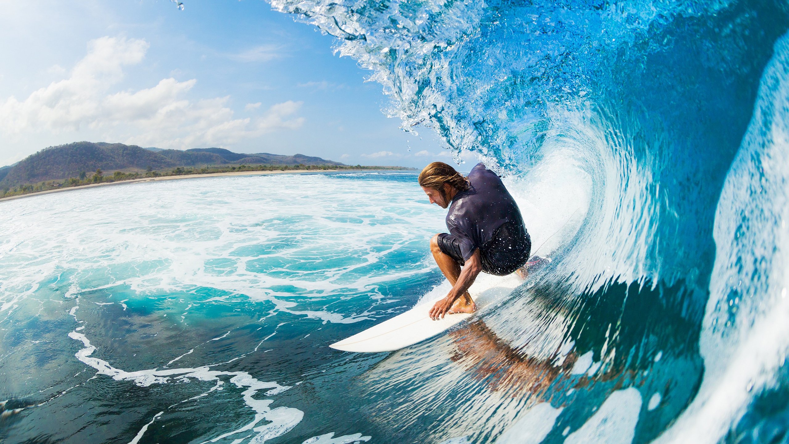 英国WRC站：湿滑山路考验车手极限